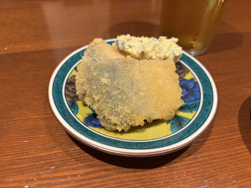 十条「大西酒店」自家製タルタルをたっぷり付けて食べる“松浦えんまきのアジフライ”