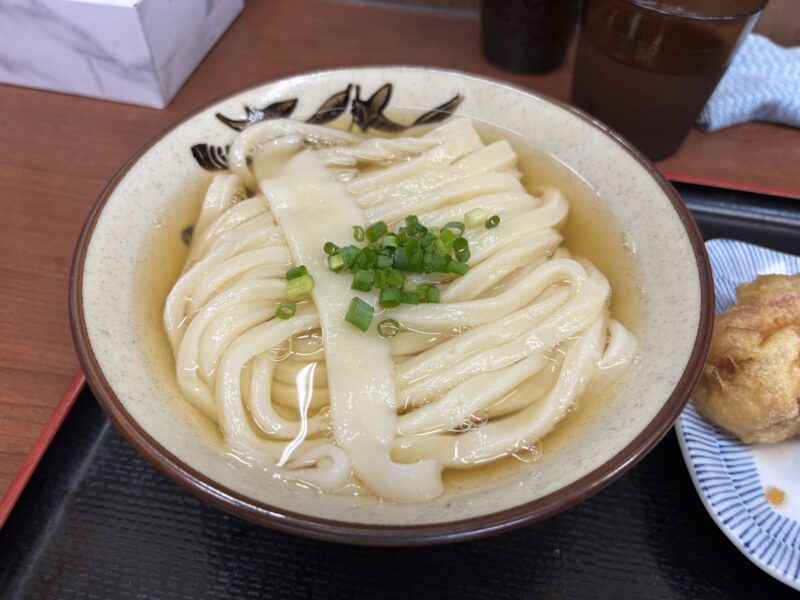 十条「讃岐うどん いわい」いりこ出汁の香りが口の中に余韻として残る“ひやあつ”の出汁
