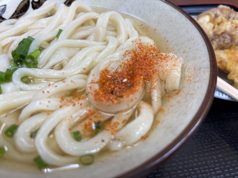 十条「讃岐うどん いわい」七味の爽やかな香りが重なり味全体が少し引き締まる“ひやあつうどん”