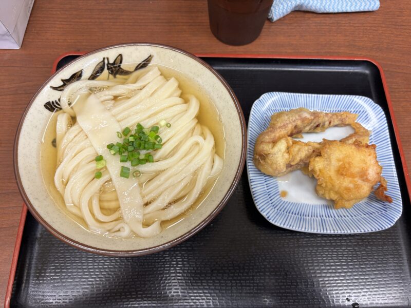 十条「讃岐うどん いわい」透き通った黄金色の出汁が特徴的な“ひやあつ”うどん
