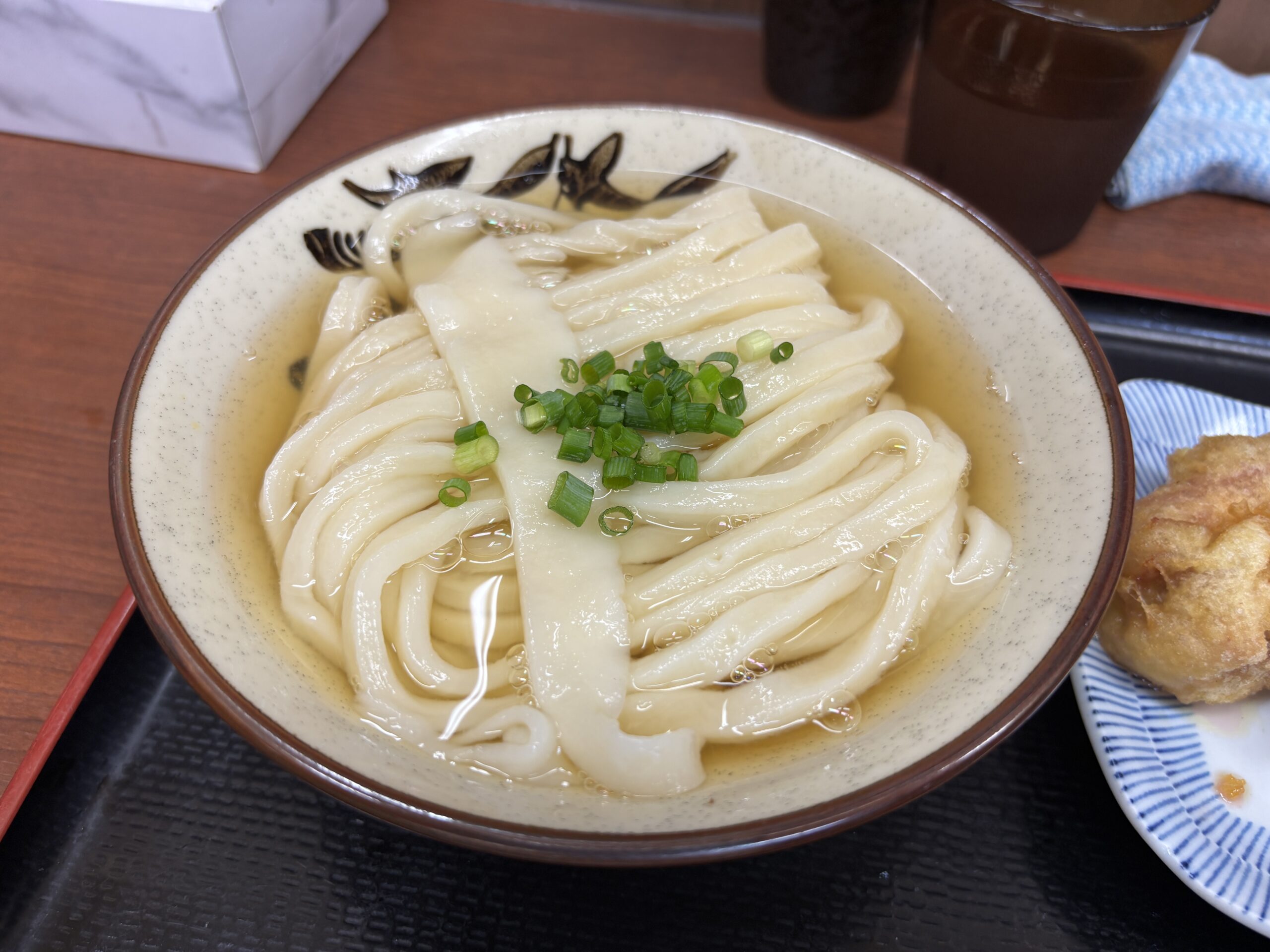 十条「讃岐うどん いわい」いりこ出汁の香りが口の中に余韻として残る“ひやあつ”の出汁