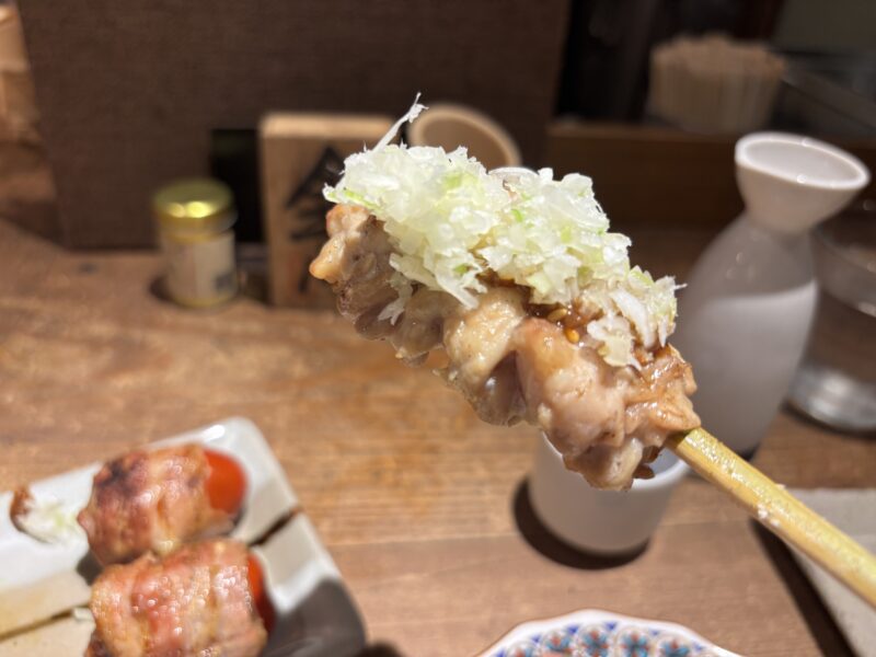 吉祥寺「たまや」白髪ねぎが大きく盛られたビジュアルが印象的な“せせりネギ串”