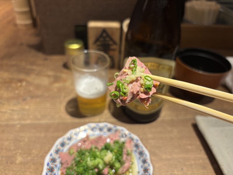吉祥寺「たまや」とろけるような食感がクセになり箸が止まらなくなる味わいの“炙りレバー”