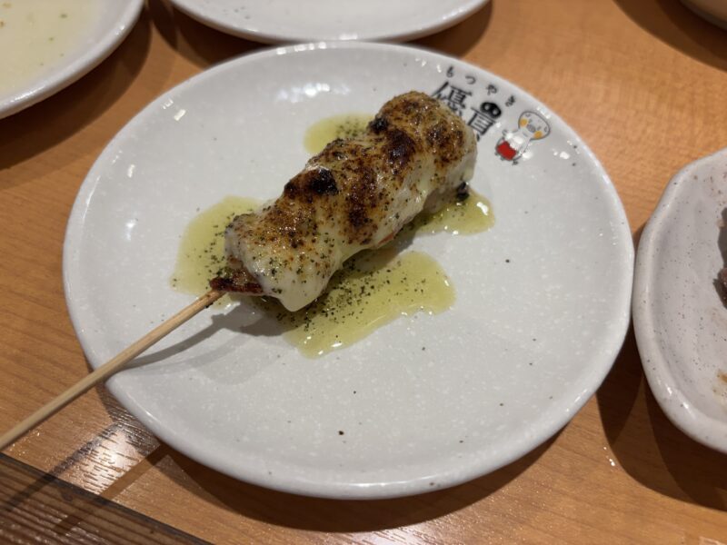 経堂「もつやき優貴」トマトの酸味とチーズのコクにバジルソースが相まった“肉巻きトマト串”