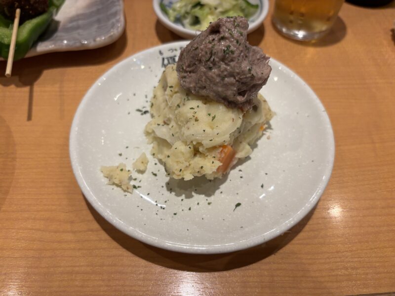 経堂「もつやき優貴」手作りポテトサラダの上に“牛タンコンビーフ”が添えられた創作ポテトサラダ