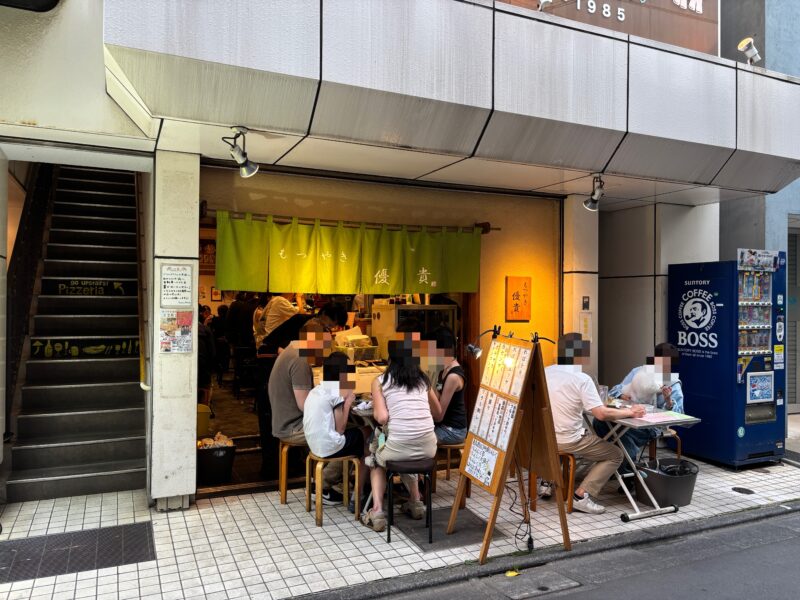 経堂「もつやき優貴」店内だけでなく歩道側のテーブル席までほぼ満席の人気店