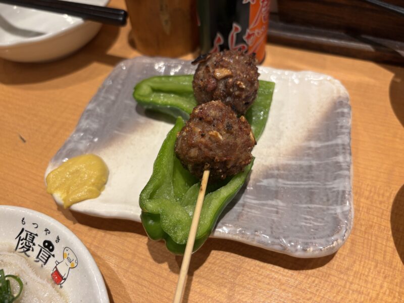 経堂「もつやき優貴」生ピーマンの鮮やかな緑と焼き色の付いたつくねのコントラストが印象的な“つくピー”