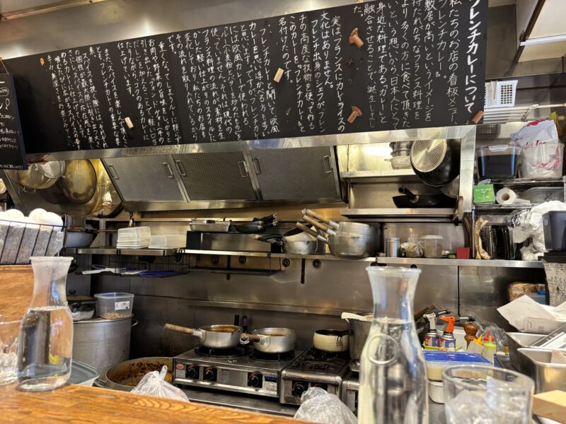 西荻窪「フレンチカレーSPOON」店内に漂うスパイスの香りは調理が進むにつれて濃度が濃くなるのを五感で感じる