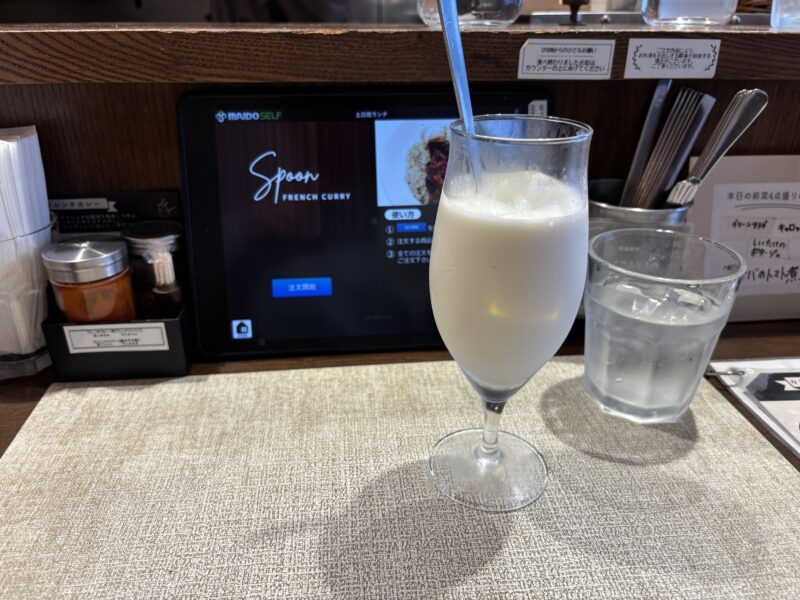西荻窪「フレンチカレーSPOON」自家製ラッシーの濃厚さはラッシーの概念を覆す濃度