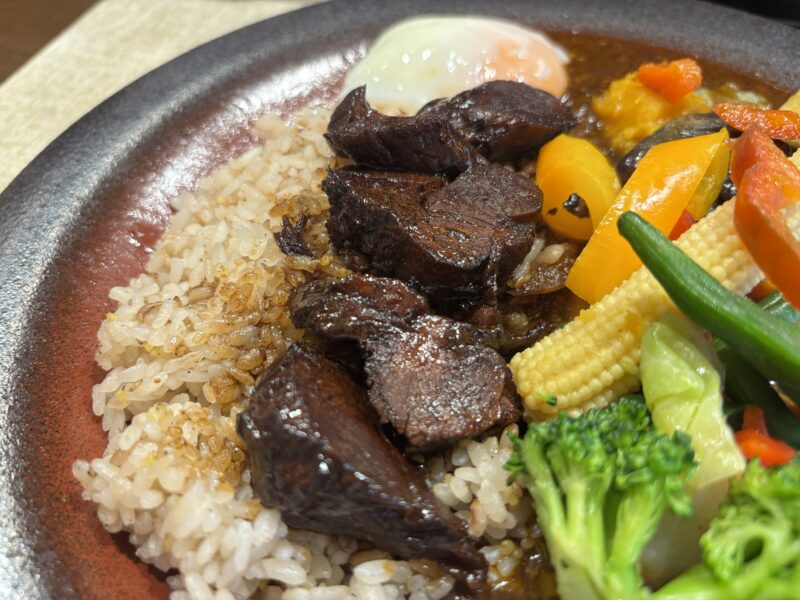 西荻窪「フレンチカレーSPOON」スプーンを軽く当てるだけでほろりと崩れていく“トロ肉”は驚愕の柔らかさ
