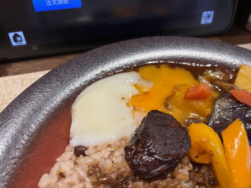 西荻窪「フレンチカレーSPOON」途中で温玉を崩すと一気に味がまろやかになる“フレンチカレー”
