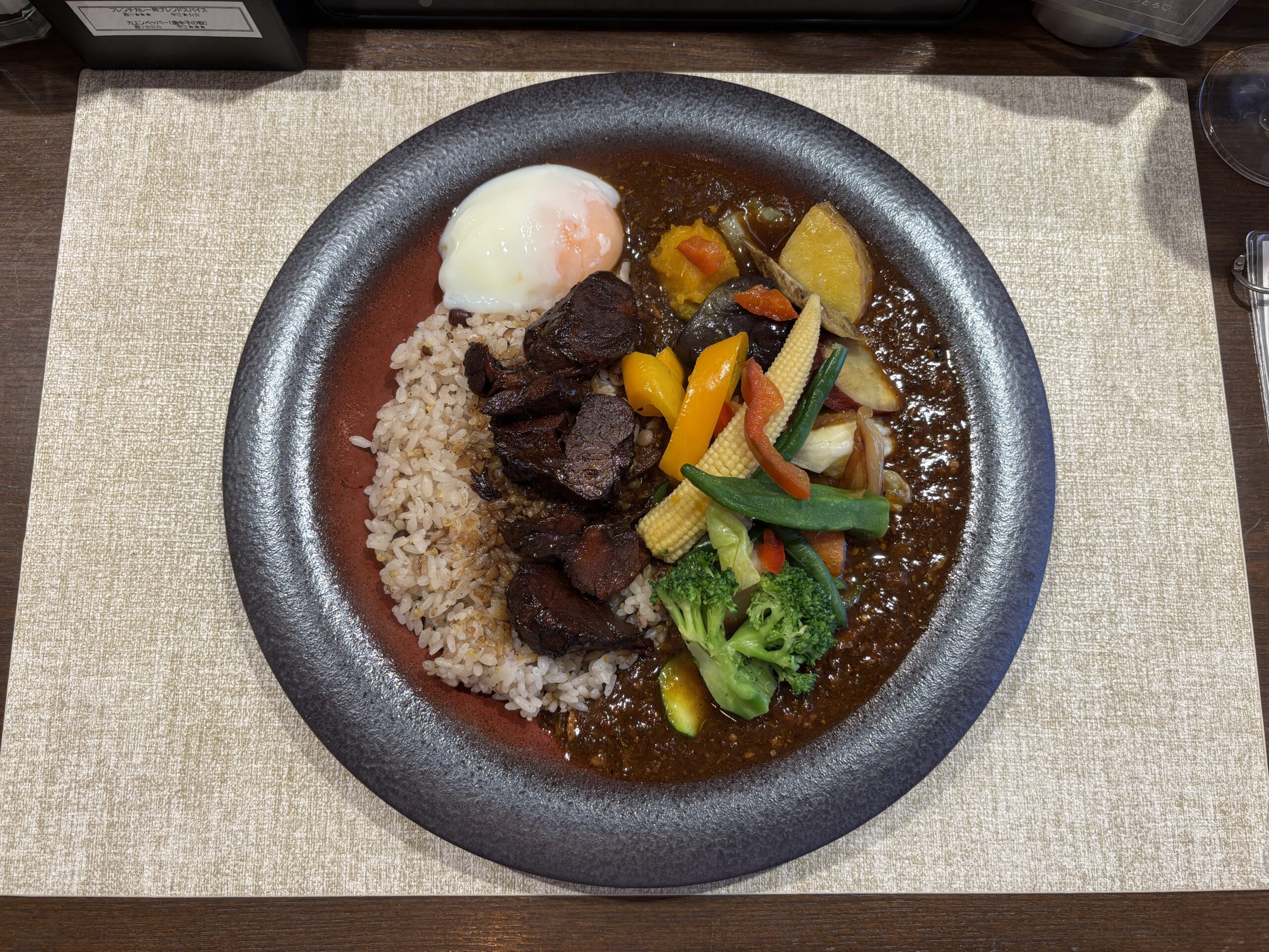 西荻窪「フレンチカレーSPOON」一皿全体がフレンチらしいプレート料理に見える“スペシャルフレンチカレー”