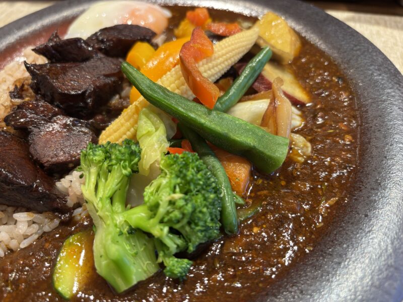 西荻窪「フレンチカレーSPOON」色とりどりの野菜が“フレンチカレー”のキャンバスに映える