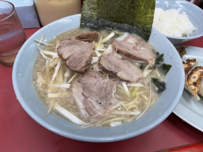 牛久「ラーメンショップ牛久結束店」丼一面を覆う白髪ネギが特徴的な“ネギチャーシューメン”