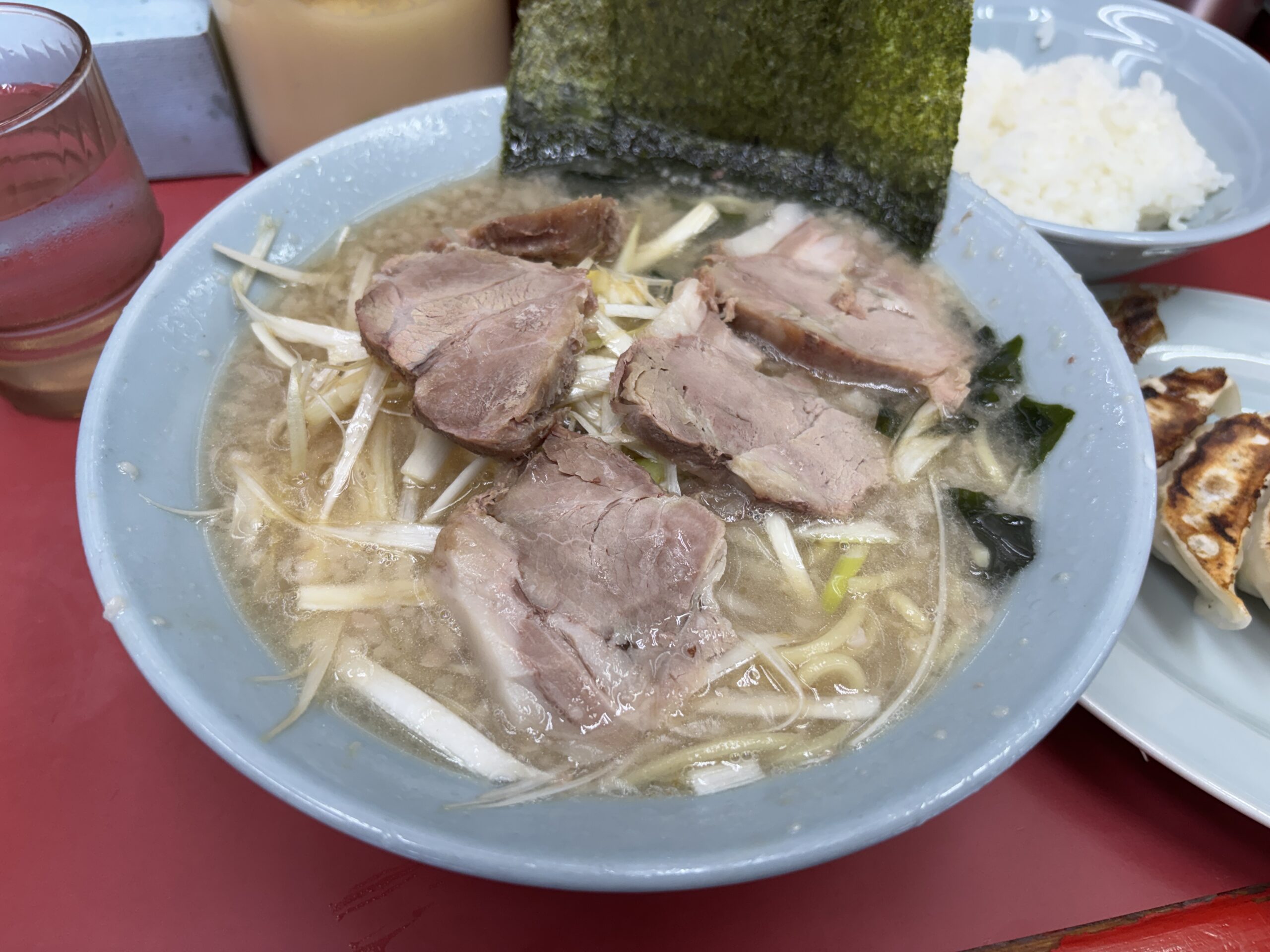 牛久「ラーメンショップ牛久結束店」丼一面を覆う白髪ネギが特徴的な“ネギチャーシューメン”