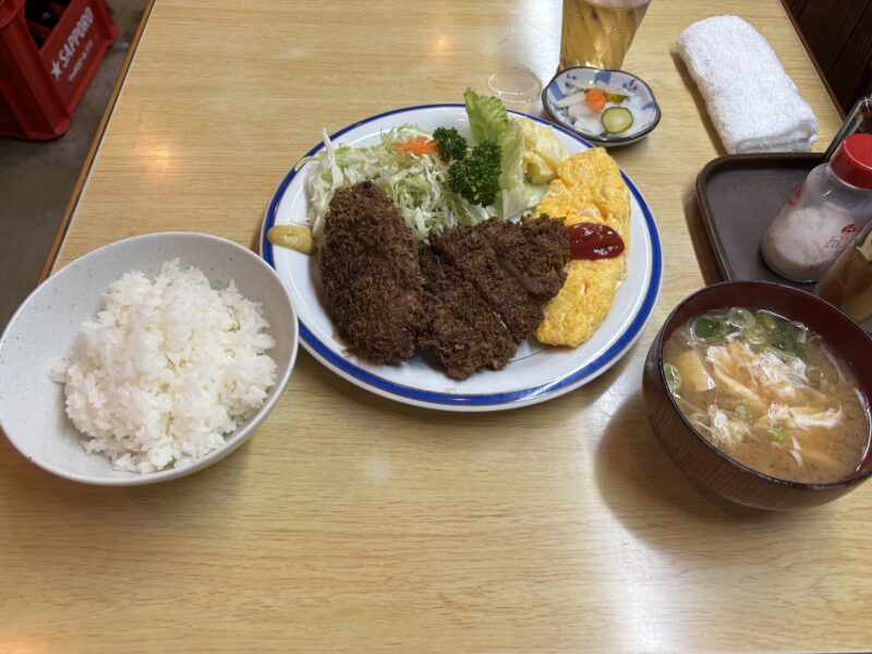 品川シーサイド「安右衛門」メンチカツ・チキンカツ・オムレツの三種が盛り付けられたB定食