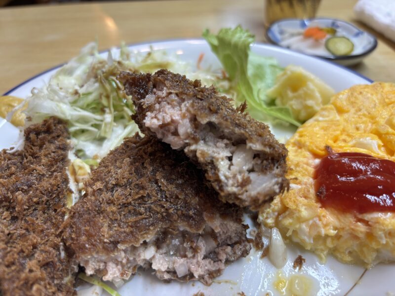 品川シーサイド「安右衛門」衣はサクサクとして軽く中はふっくら“メンチカツ”