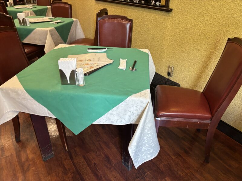 浅草「グリル グランド」老舗洋食店らしい落ち着いた空気が漂う店内風景