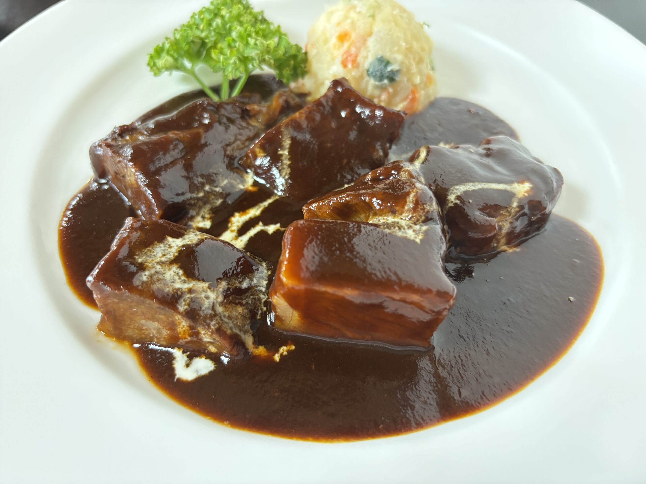 浅草「グリル グランド」重厚感と洋食らしい存在感が胃袋を刺激する“ビーフシチュー”