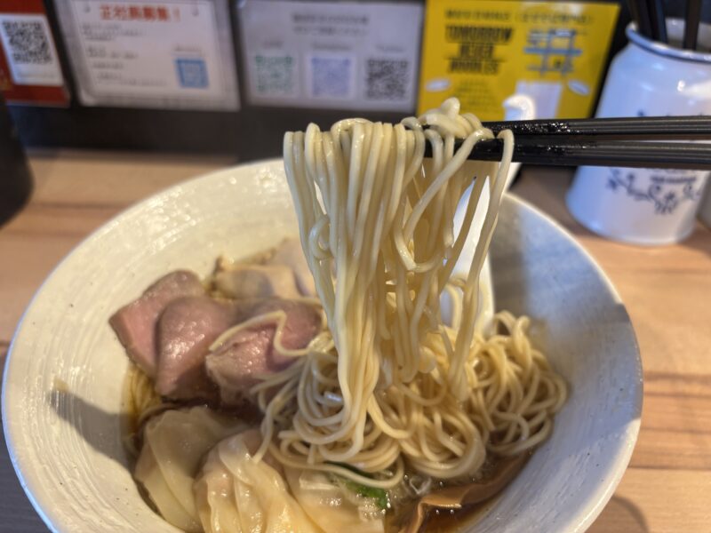 五反田「麺屋 彩音~Sign~」麺は全粒粉入りの細めストレート