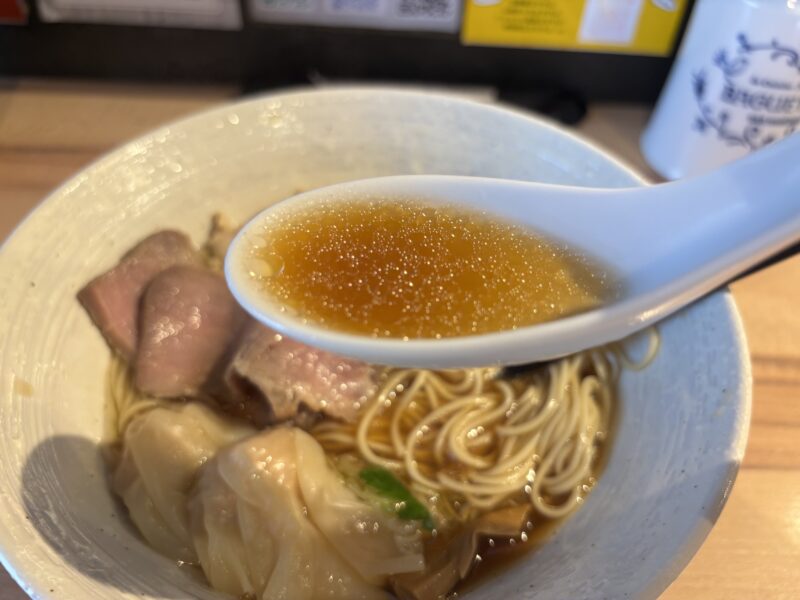 五反田「麺屋 彩音~Sign~」醤油のキレと鶏の風味が同時に感じられるスープ