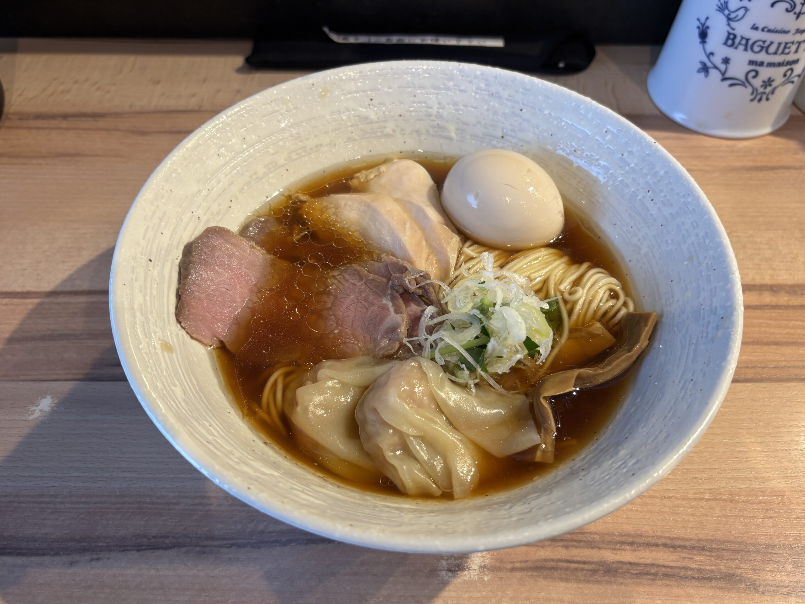 五反田「麺屋 彩音~Sign~」チャーシュー2種・ワンタン・味玉とトッピングが豪華な“特製中華そば”