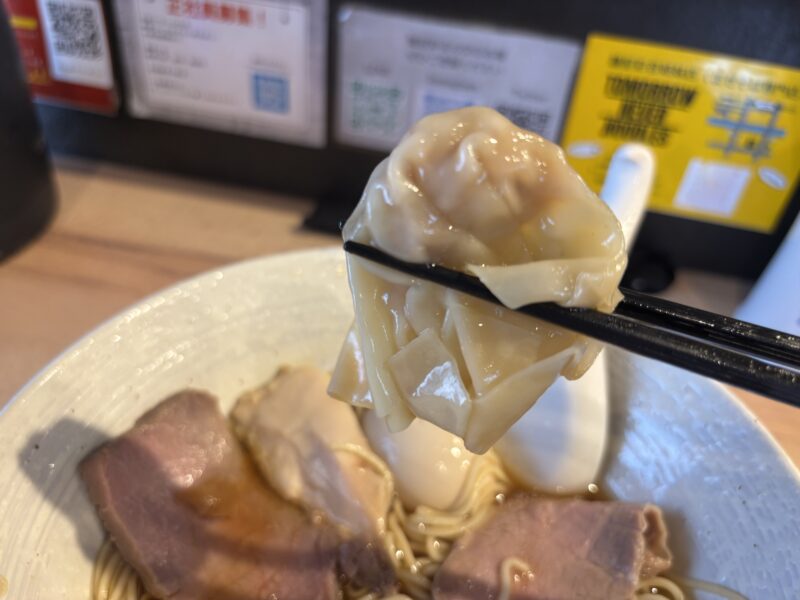 五反田「麺屋 彩音~Sign~」ワンタンの餡にはしっかりとした味付けが施されていた