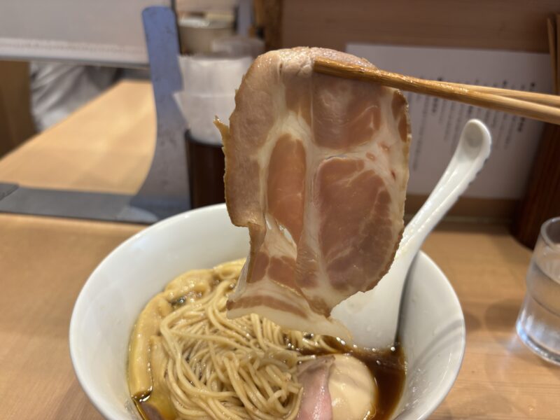 吉祥寺「らぁ麺 さわ田」スープの香りを邪魔しない上品な味付けのチャーシュー