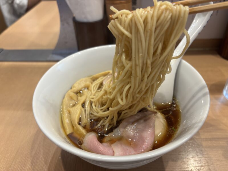 吉祥寺「らぁ麺 さわ田」噛んだ瞬間にはパツッとした歯切れを感じる全粒粉入りのストレート麺