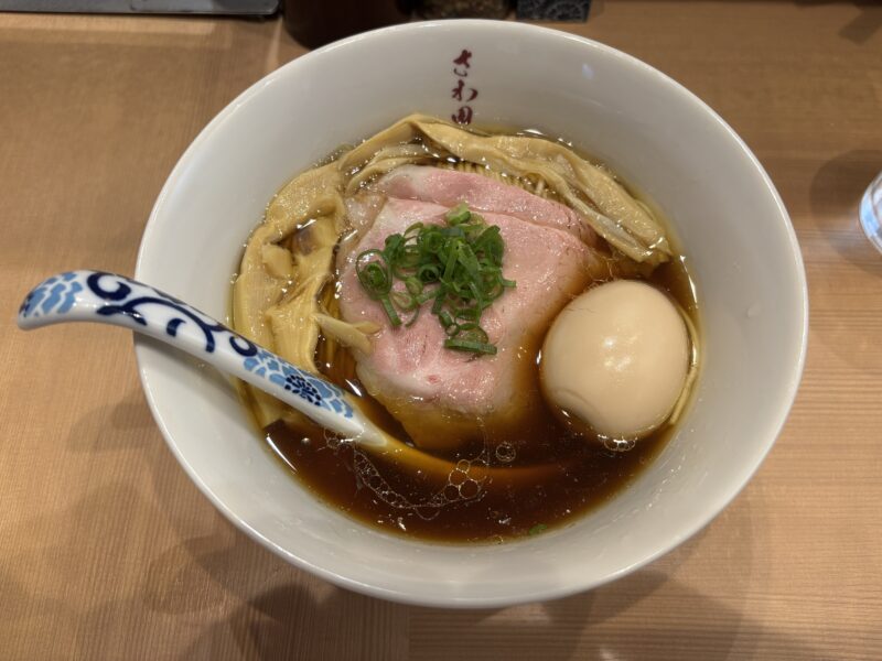 吉祥寺「らぁ麺 さわ田」黄金色に輝く醤油スープに浮かぶ鮮やかなローストチャーシューが特徴的な“特製鴨だし中華そば”