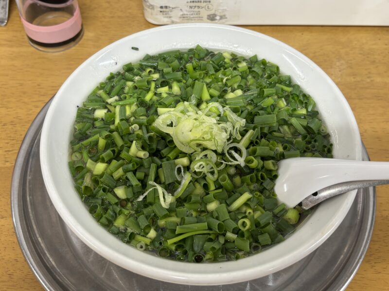 栃木・佐野「ラーメン太七」丼の表面を覆い尽くすほど盛られた青ねぎが特徴的な“青ねぎラーメン”