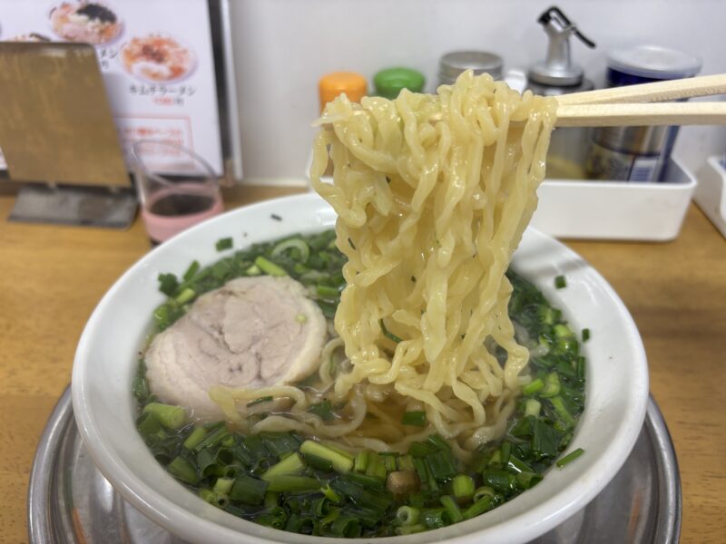 栃木・佐野「ラーメン太七」佐野ラーメンらしい縮れのある平打ち気味の麺