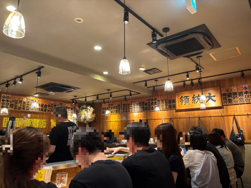 上野「もつ焼き大統領」幅広い層のお客様で満席の活気ある店内
