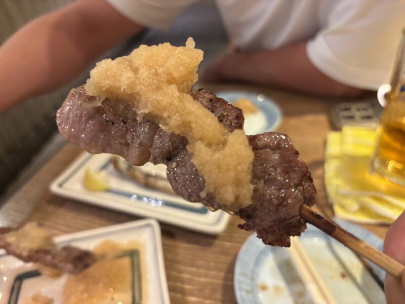 上野「もつ焼き大統領」大根おろしとポン酢であっさりとした仕上がり“おろポンカルビ”