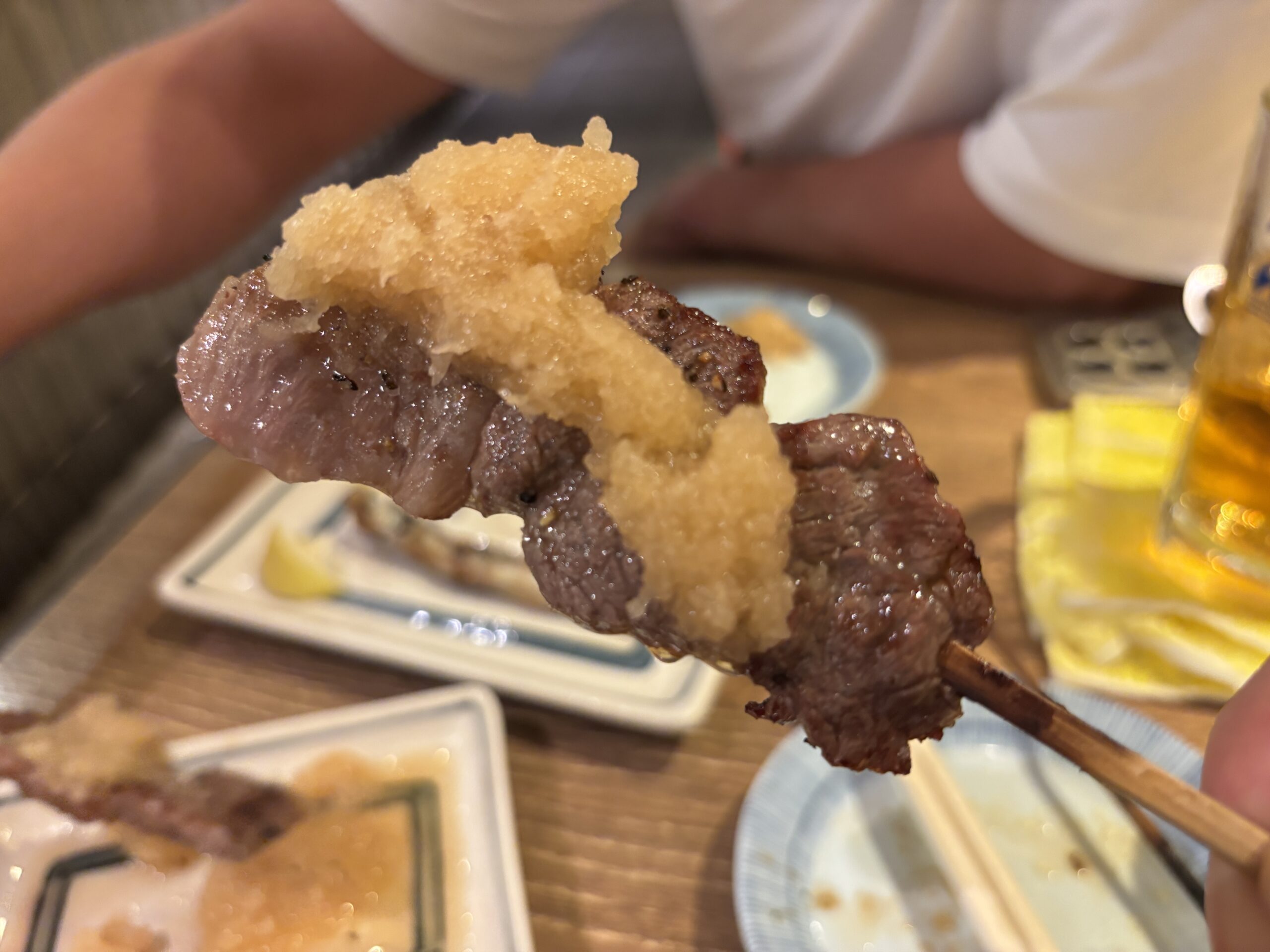 上野「もつ焼き大統領」大根おろしとポン酢であっさりとした仕上がり“おろポンカルビ”