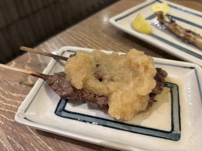 上野「もつ焼き大統領」もつ焼き嫌いがヘビロテした“おろポンカルビ”