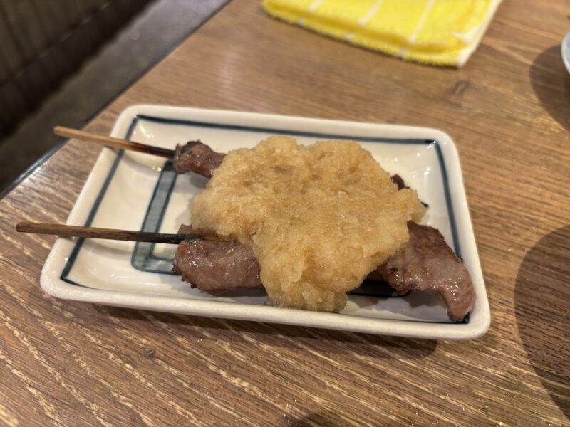 上野「もつ焼き大統領」牛ハラミとは一線を画す味わいだった“おろポンカルビ”