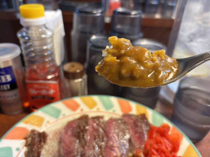 有楽町「カレー専門店 ふくてい」家庭的な味わいが特徴的なカレーライス