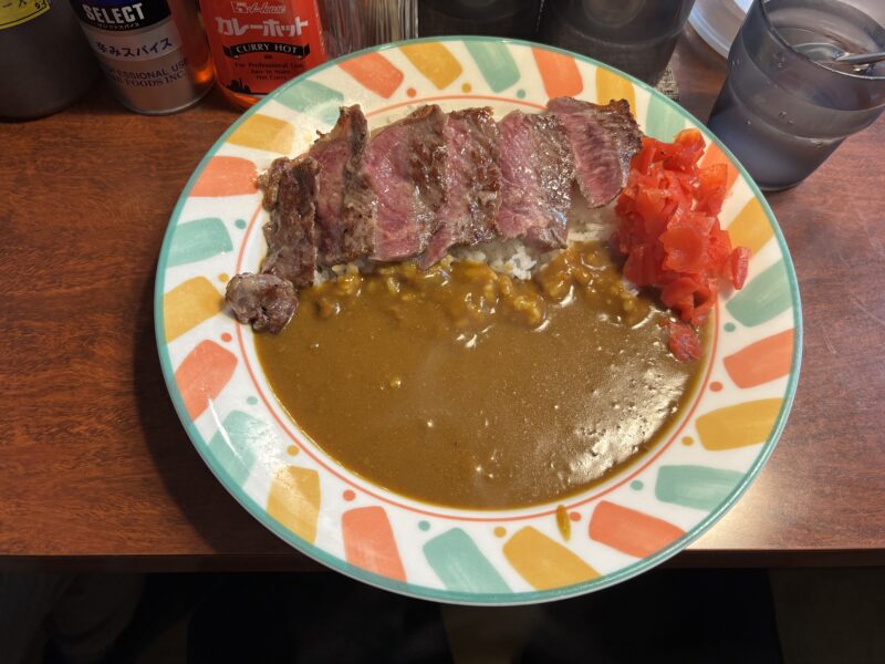 有楽町「カレー専門店 ふくてい」提供までの時間が抜群に短い“ステーキカレー”
