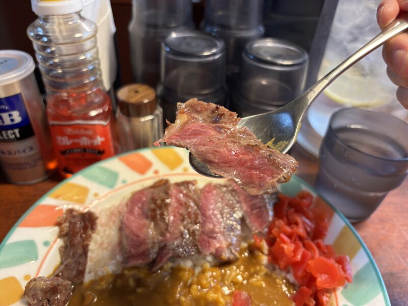 有楽町「カレー専門店 ふくてい」ステーキはしっかりとした食感が味わえる