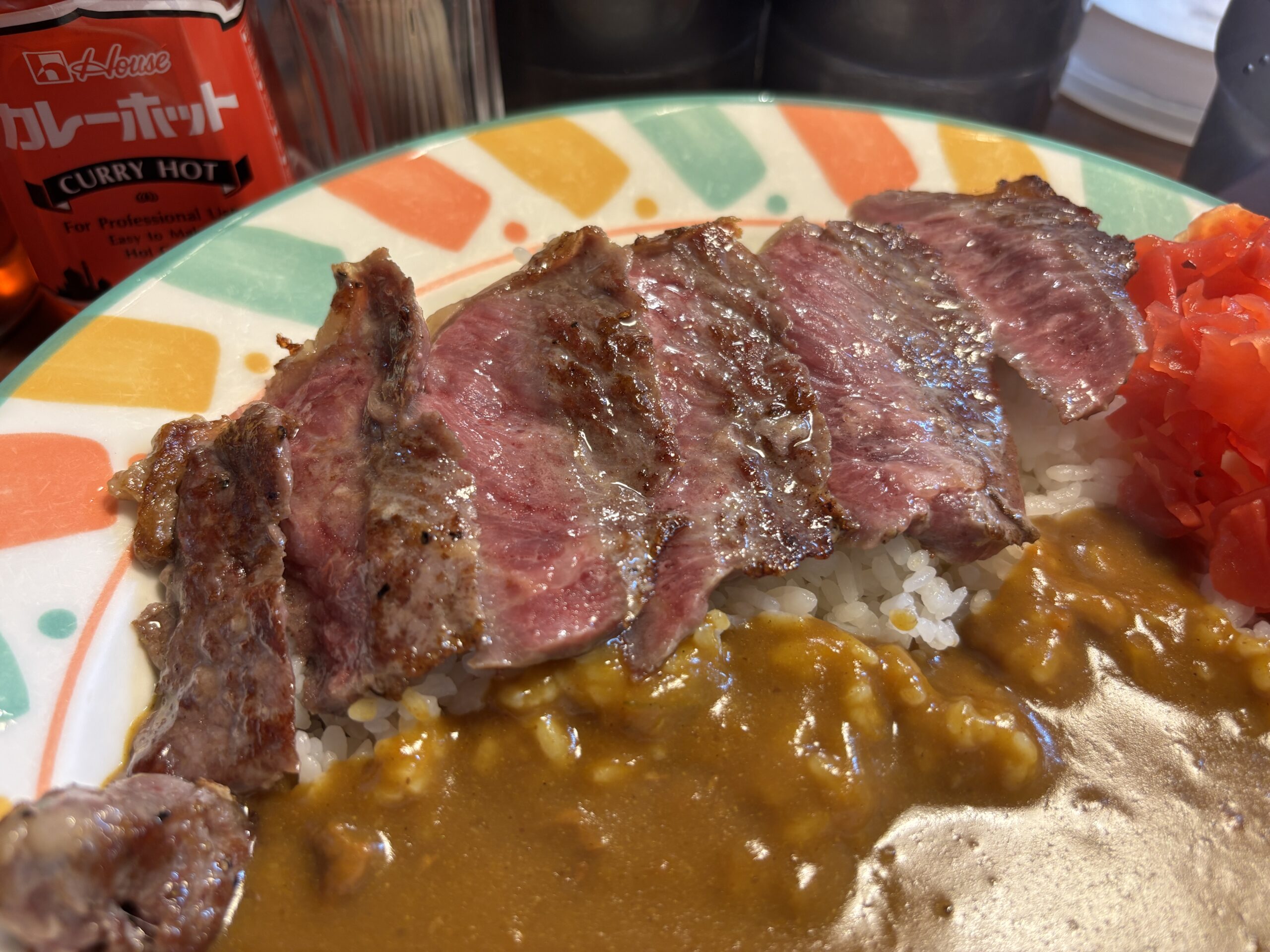 有楽町「カレー専門店 ふくてい」ステーキの断面は断面にはレア感が残っているミディアムレア