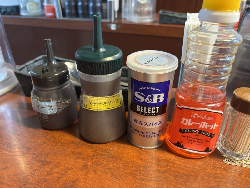 有楽町「カレー専門店 ふくてい」卓上調味料は「ステーキソース」「カイエンペッパー」「カレーホット」