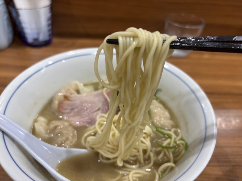 千歳船橋「中華そば西川」中細ストレート麺はパツッとした歯切れが癖になる