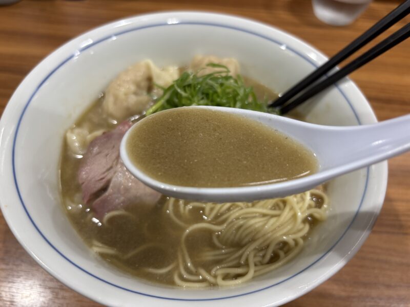 千歳船橋「中華そば西川」スープは煮干しの旨味が力強く前へ出てくる