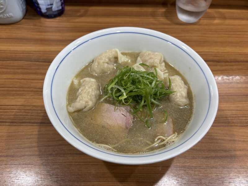 千歳船橋「中華そば西川」煮干し香るセメント色のスープが特徴的な“ワンタン中華そば”