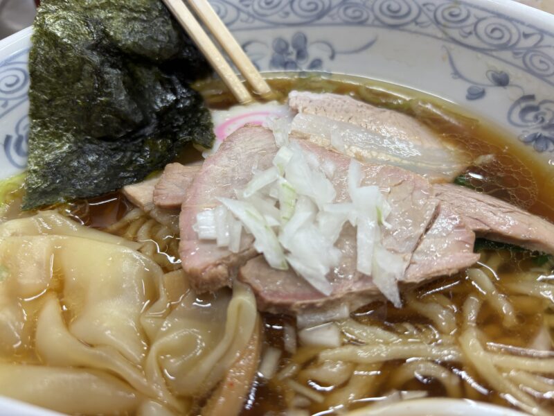 白河「手打中華そば もり」口の中の印象がガラリと変わる刻み玉ねぎトッピング