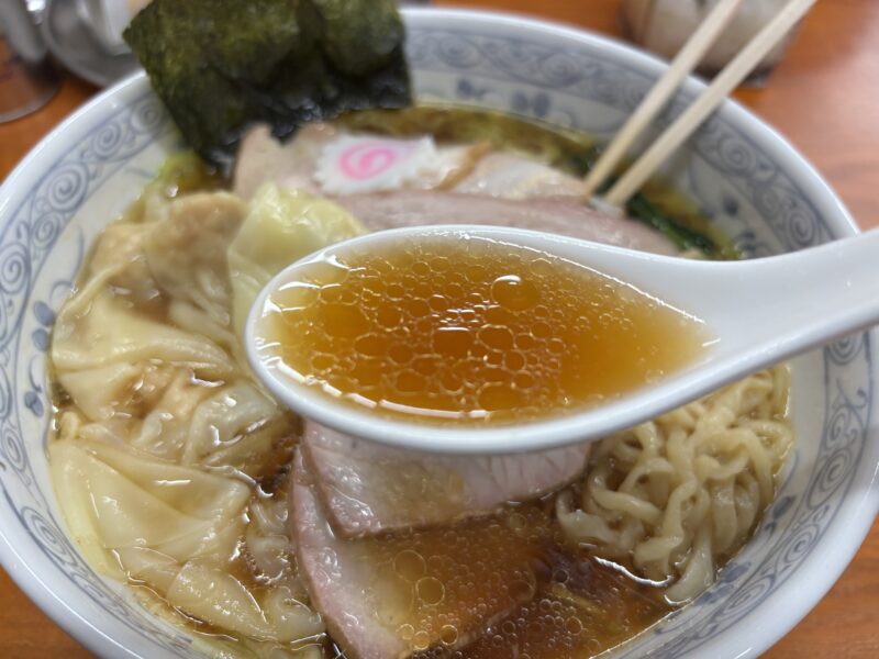 白河「手打中華そば もり」鶏の旨味に続いて醤油の香りが広がるスープ