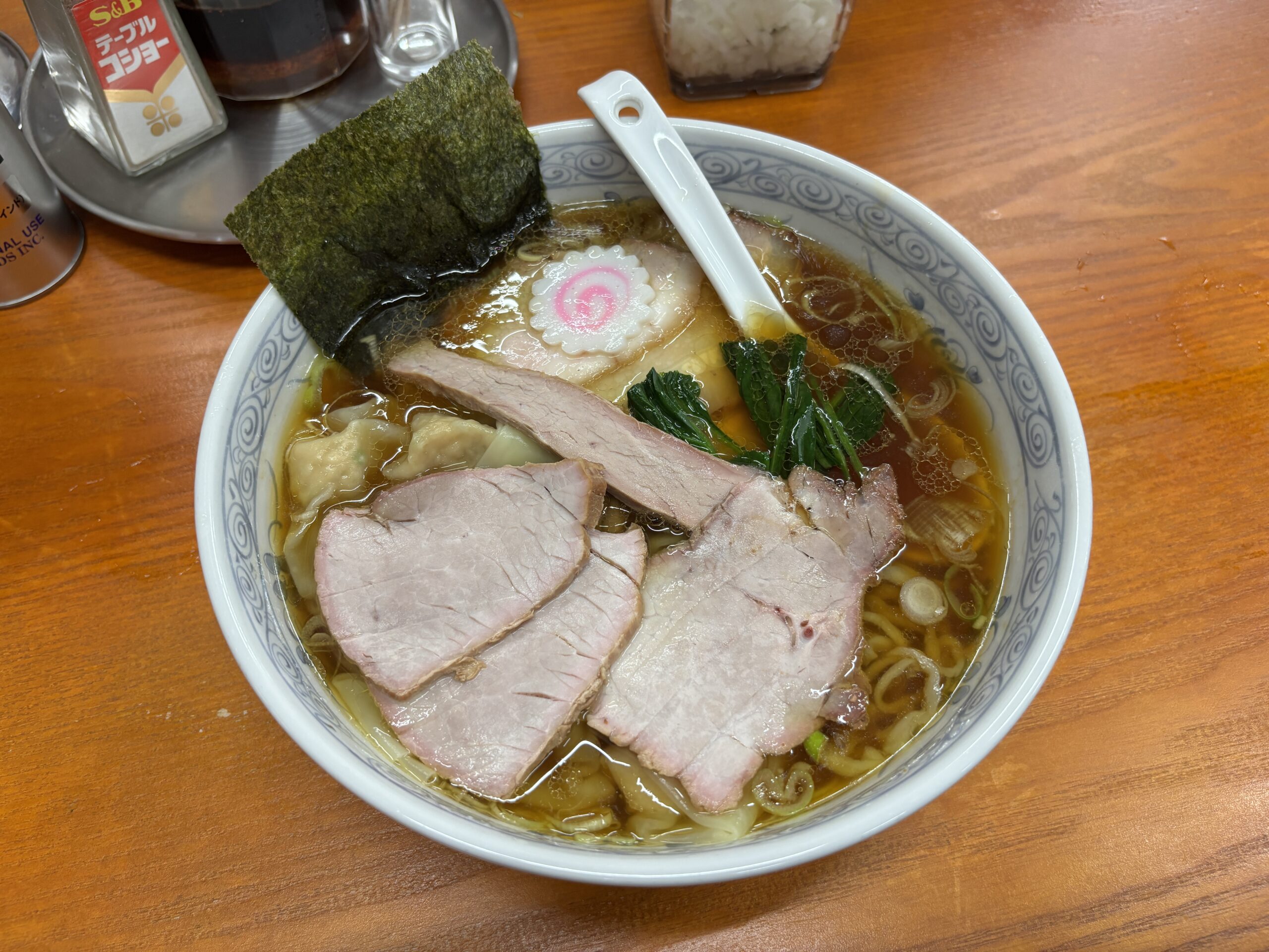白河「手打中華そば もり」澄んだ黄金色のスープが美しい“焼豚ワンタン麺”