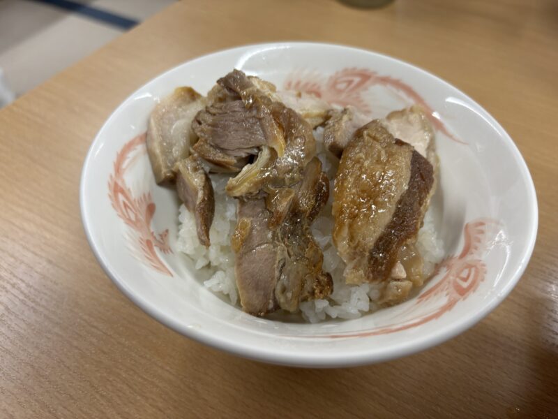 喜多方「坂内食堂 本店」小ライスにチャーシューを乗せて作った“即席チャーシュー丼”