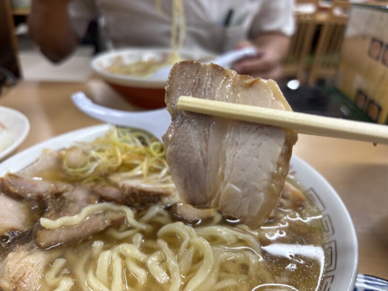 喜多方「坂内食堂 本店」脂身からは豚肉の旨味がスープに溶け込みホロホロとした食感を味わえる